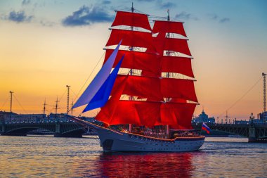 Neva Nehri 'nin sularında kızıl yelkenli gemi. Mezuniyet partisi için prova. Saint Petersburg, Rusya - 25 Haziran 2021. 