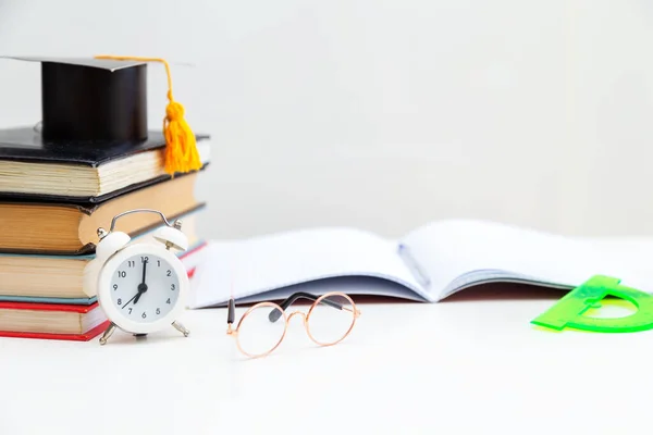 Boeken Schrijfmateriaal Bril Notebook Wekker Het Bureaublad Terug Naar School — Stockfoto