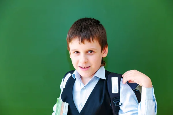 Des Grimaces Écoliers Drôles Près Commission Scolaire Verte Dans Salle — Photo