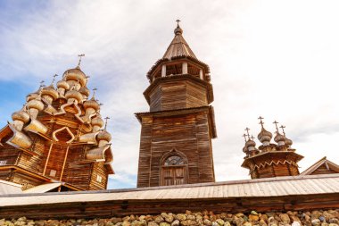 Kizhi Açık Hava Müzesi 'nin ana topluluğu. Ahşap mimari anıtlar: kiliseler ve çan kulesi. Kizhi Adası, Karelia, Rusya. Ayrıntılar. 