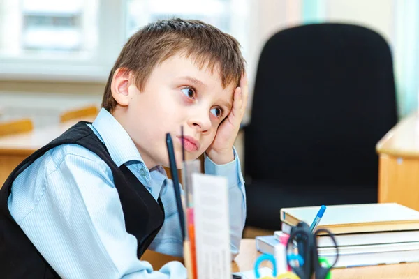 Seriös Skolpojke Klassrummet Grundskoleelev Tillbaka Till Skolan — Stockfoto