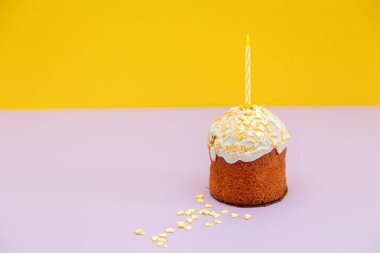 Sarı arka planda mumları olan kutlama keki. Doğum günü ya da tatil için dekorasyon. 