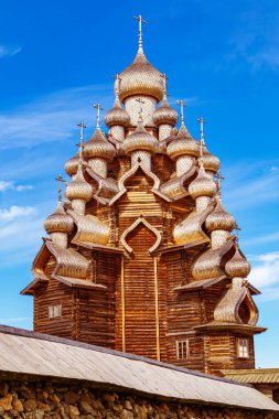 Kizhi Açık Hava Müzesi 'nin ana topluluğu. Ahşap mimari anıtlar: kiliseler ve çan kulesi. Kizhi Adası, Karelia, Rusya. Ayrıntılar. 