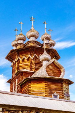 Kizhi Açık Hava Müzesi 'nin ana topluluğu. Ahşap mimari anıtlar: kiliseler ve çan kulesi. Kizhi Adası, Karelia, Rusya. Ayrıntılar. 
