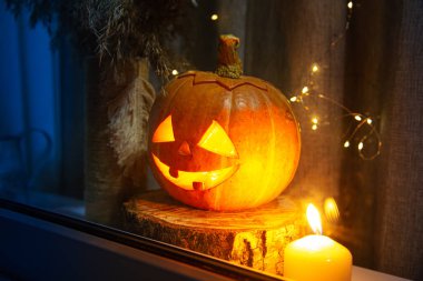Oyulmuş balkabağı pencereden dışarı bakıyor. Jack Lantern, Cadılar Bayramı konsepti. 