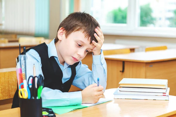 Seriös Skolpojke Klassrummet Grundskoleelev Tillbaka Till Skolan — Stockfoto