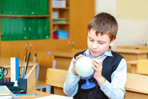 Écolier Sérieux Dans Salle Classe Étudiant Primaire Retour École — Photo