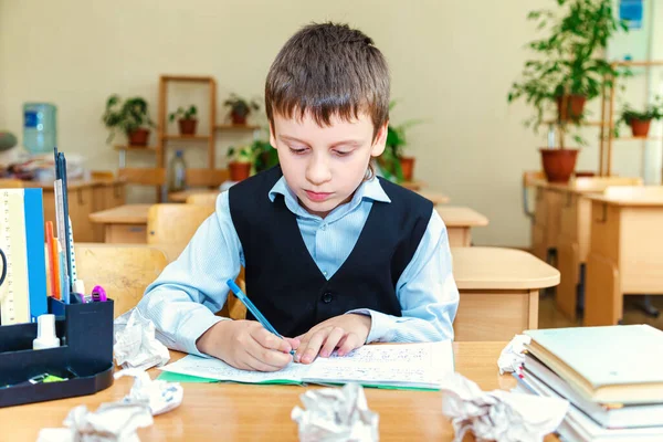 Écolier Sérieux Dans Salle Classe Étudiant Primaire Retour École — Photo