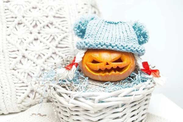 Calabaza Divertida Con Trenzas Sombrero Una Canasta Linterna Jack Halloween — Foto de Stock