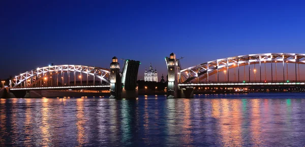 Pont traversant la rivière Neva — Photo