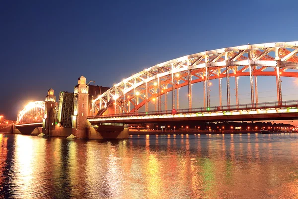 Pont traversant la rivière Neva — Photo