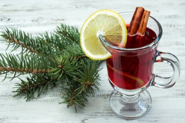 Beyaz ahşap zemin üzerinde mulled şarap