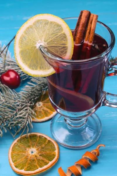 Mulled wine on a blue background — Stock Photo, Image