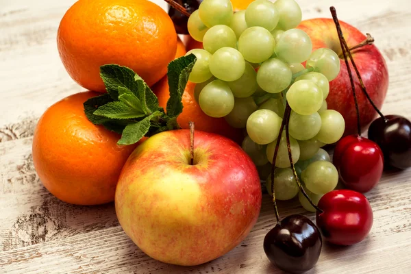 Fruta jugosa sobre fondo de madera blanca — Foto de Stock