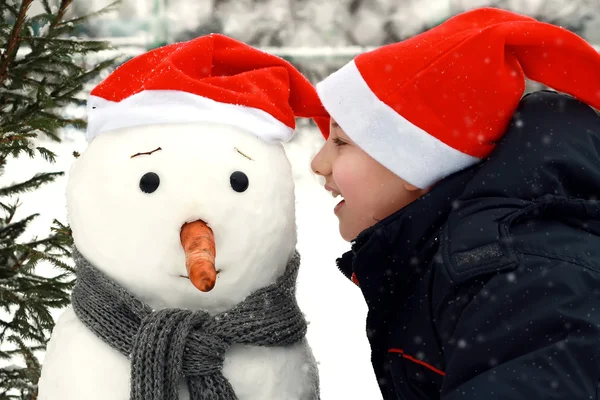소년과 눈사람 — 스톡 사진
