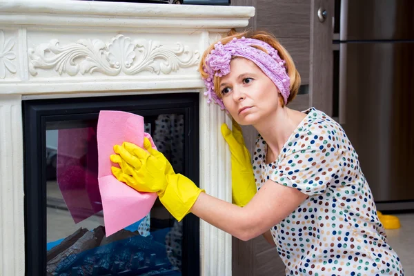 Tired housewife washes fireplace — Stock Photo, Image