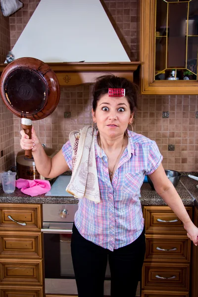 Wanita gila di dapur — Stok Foto