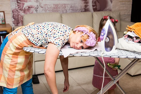 Vrouw moe gestreken kleding — Stockfoto