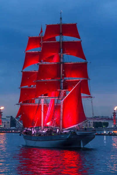 サンクト ・ ペテルブルクの緋色の帆祭典. — ストック写真