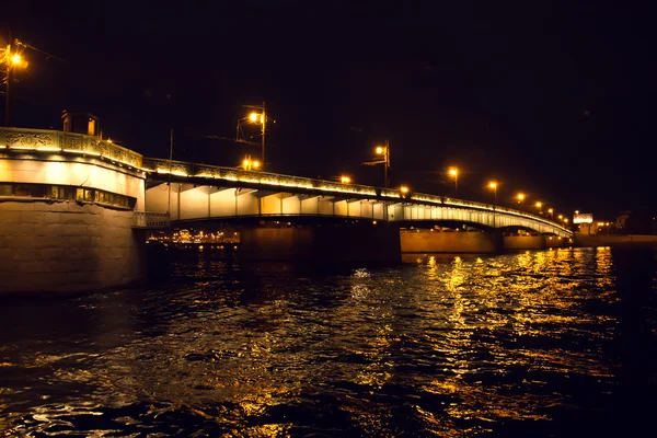 Most przez rzekę neva. — Zdjęcie stockowe