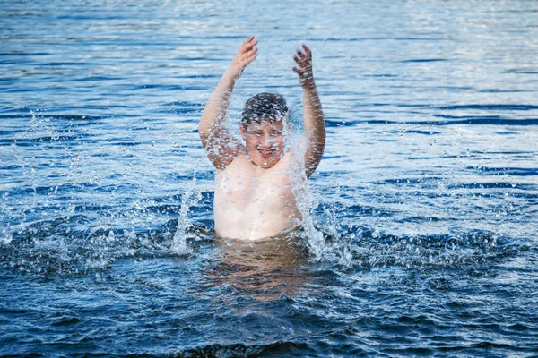 Chico jugando en el agua . — Foto de Stock