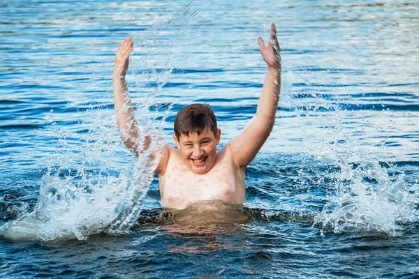 Chico jugando en el agua . — Foto de Stock