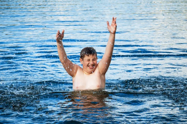 Chico jugando en el agua . — Foto de Stock