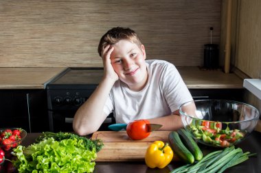 Çocuk mutfakta salata hazırlık.