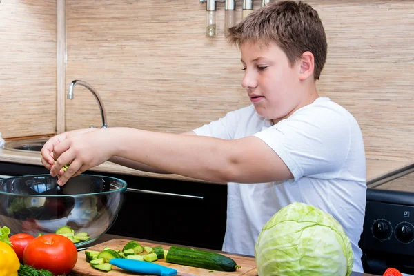 Ragazzo che prepara l'insalata in cucina . — Foto Stock