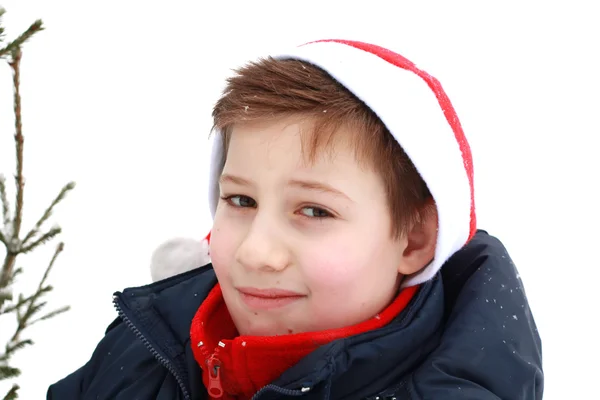Portret van een jonge jongen in een kerstmuts. — Stockfoto
