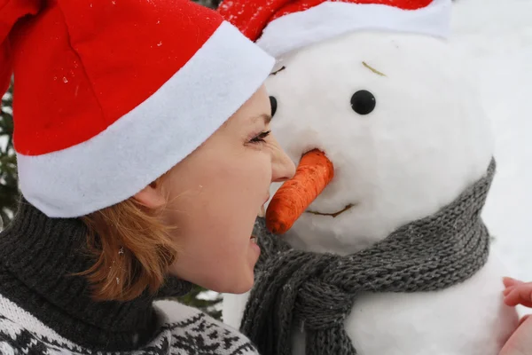 Junge Frau spielt Schneemann. — Stockfoto