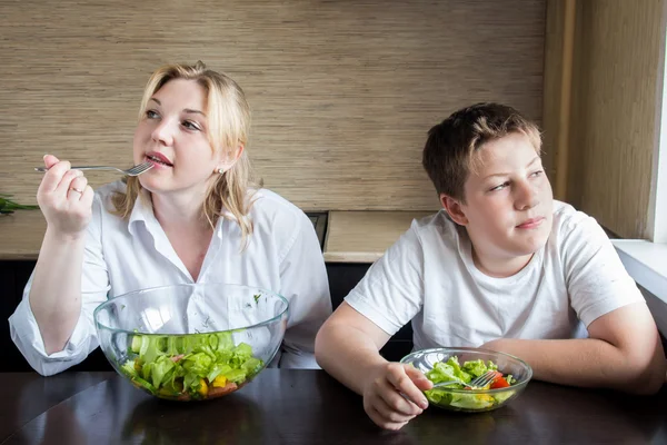 母と息子のサラダを食べる. — ストック写真