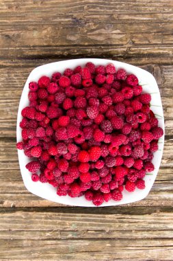 Tabak taze kırmızı ahududu.