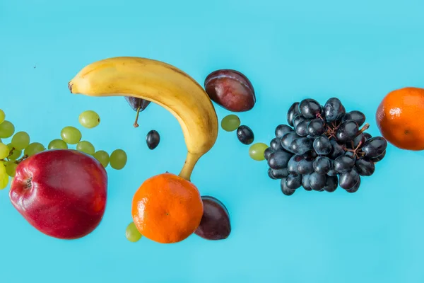 Frutas frescas sobre fondo azul. — Foto de Stock