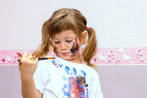 Маленькая красивая девочка рисует краски . — стоковое фото