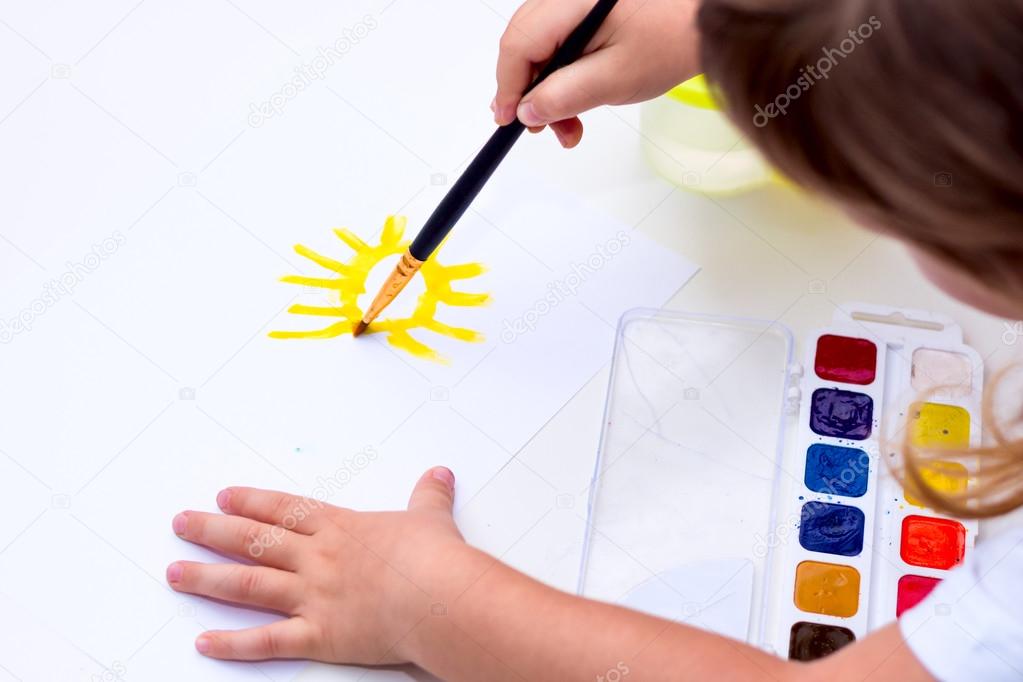 The child draws the sun.