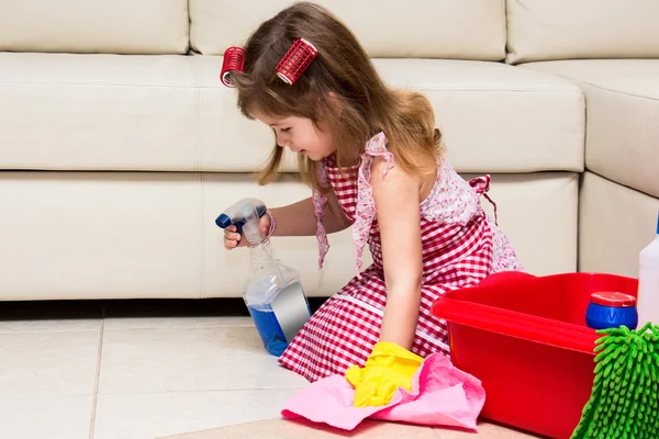 Niña limpiando el suelo — Foto de Stock