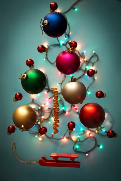 Composição de bolas de Natal com guirlanda . — Fotografia de Stock
