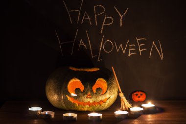 Jack-O'-Lantern ve mumlar.
