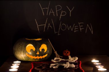 Oyuncak mumyalar ve jack-o'-lantern.