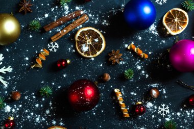 Arka plan ile topları, kar taneleri ve portakal.