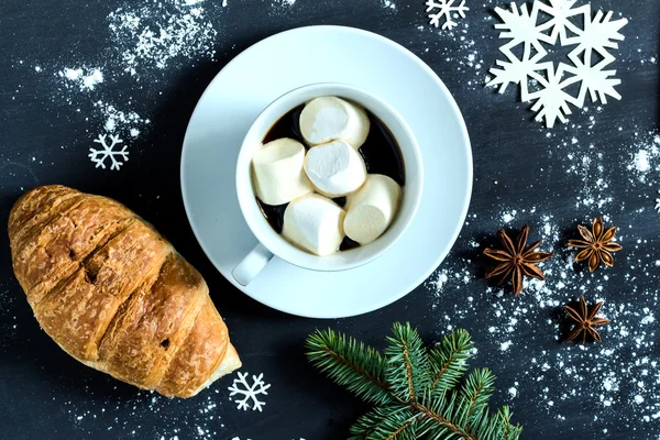 Tazza di caffè con marshmallow, croissant e anice stellato . — Foto Stock