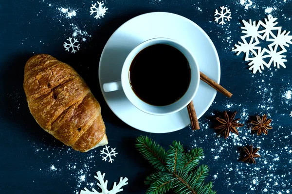 Cup of coffee with marshmallows, croissant and star anise. — Stock Photo, Image