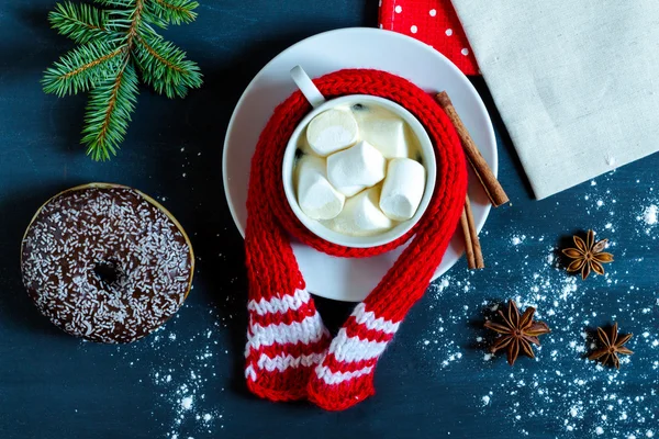 Xícara de café com marshmallows, donut, canela e anis estrelado . — Fotografia de Stock