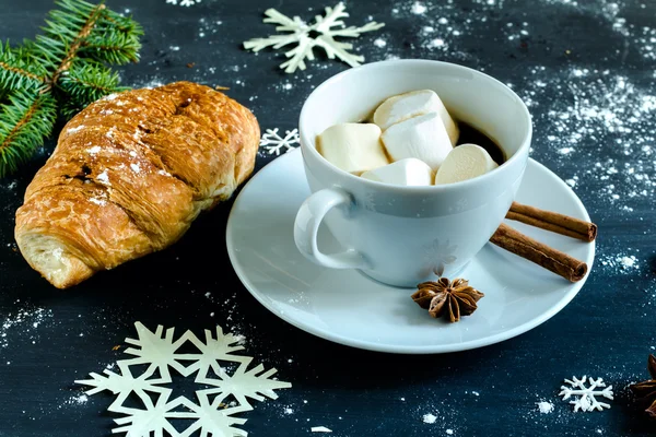 Tazza di caffè con marshmallow, croissant, cannella e stella — Foto Stock