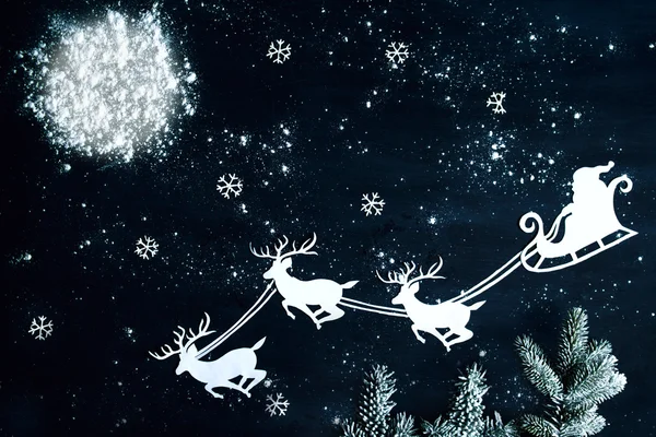 Babbo Natale e renne che volano attraverso il cielo notturno . — Foto Stock