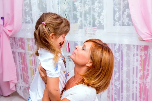 Mujer jugando con su hija . —  Fotos de Stock