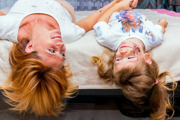 Donna e sua figlia sdraiate sul letto . — Foto Stock