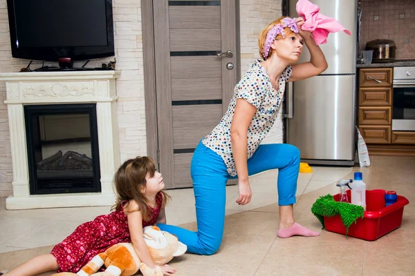 Little girl and her tired mother. — Stock Photo, Image