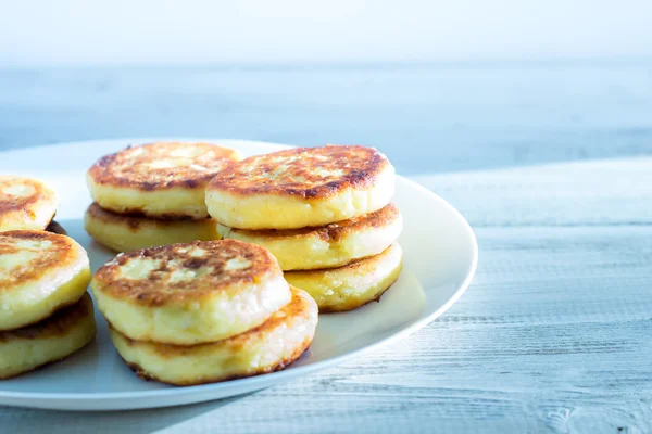 Läckra keso pannkakor på trä bakgrund. — Stockfoto